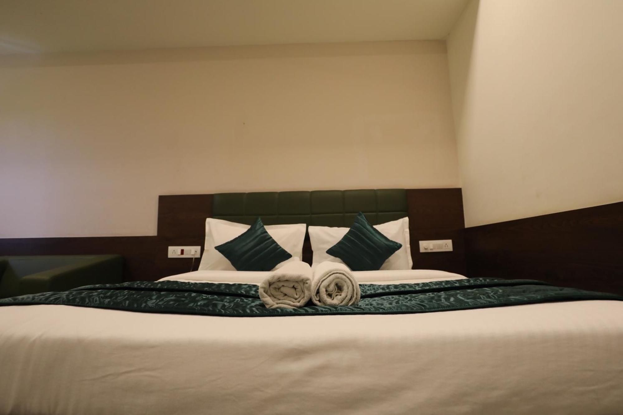 Greenotel Rooms Hazira, Surate Exterior foto