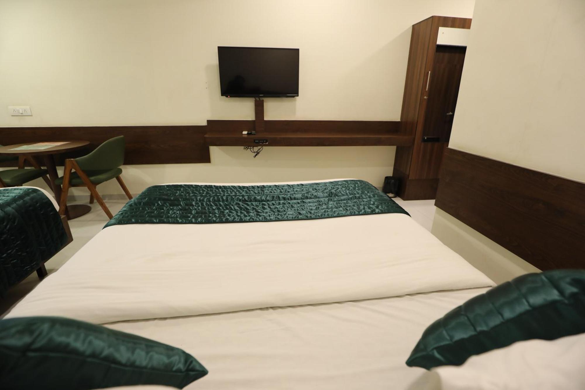 Greenotel Rooms Hazira, Surate Exterior foto